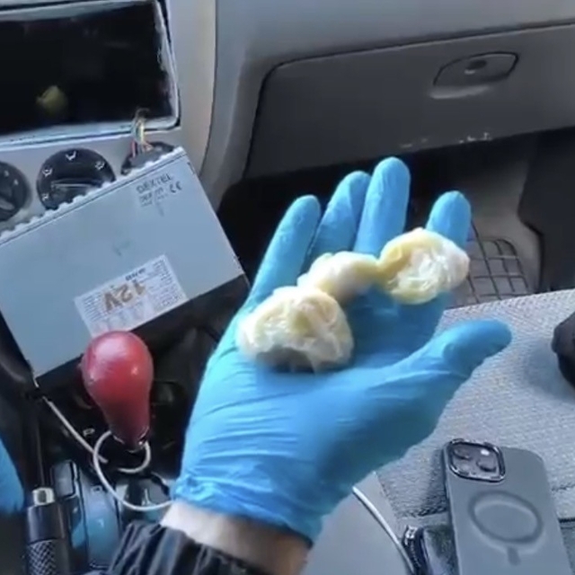 Oto teybinin arkasına gizlenen uyuşturucu ortaya çıkarıldı