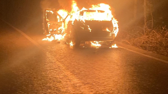 Bursa'da seyir halindeki otomobil alev alev yandı