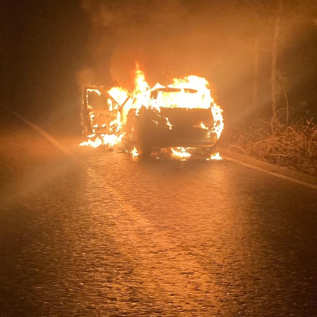 Bursa'da seyir halindeki otomobil alev alev yandı