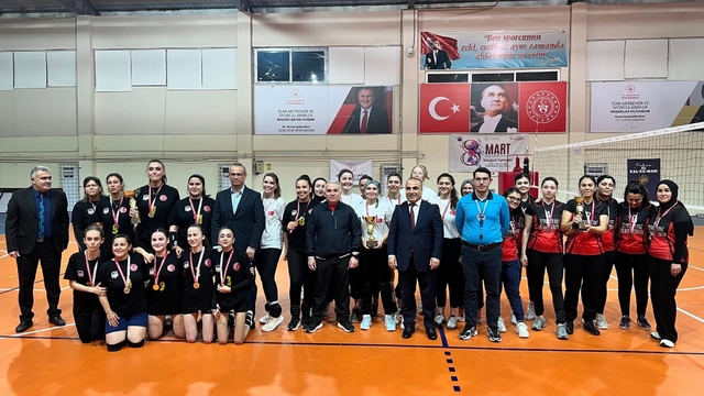 Anamur'da Kadınlar Günü Voleybol Turnuvası tamamlandı