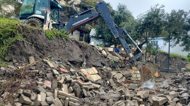 Efeler Belediyesi ekiplerinden 'ulaşım' seferberliği
Yağışlarla kapanan yollar açıldı