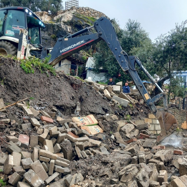 Efeler Belediyesi ekiplerinden 'ulaşım' seferberliği
Yağışlarla kapanan yol...