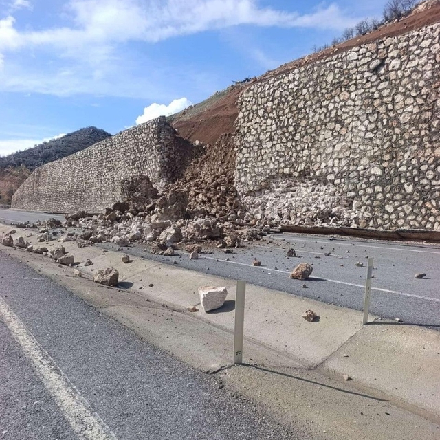 Yağışlara dayanamayan istinat duvarı yıkıldı