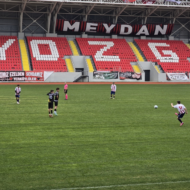 Okul sporları futbol gençler grup yarışmaları 288 sporcunun katılımıyla Yoz...