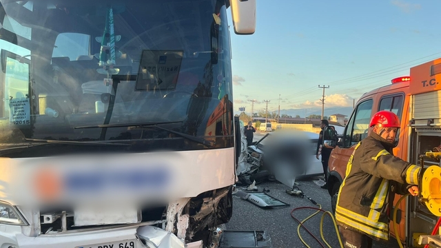 Nazilli'de yolcu otobüsü ile çarpışan otomobil sürücüsü hayatını kaybetti