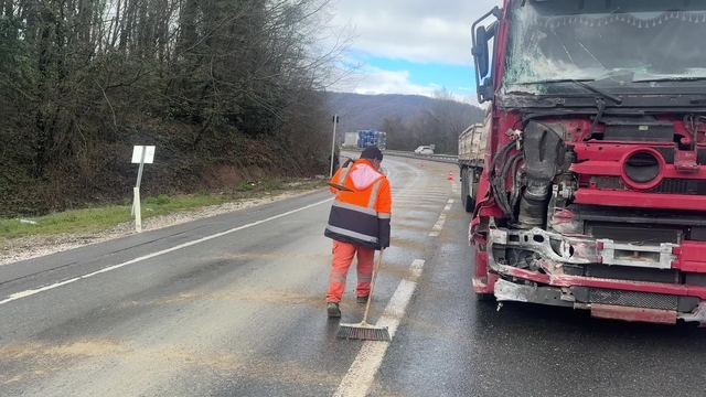 Makaslayan tır kara yolunu kapattı
Yağışlı havada kontrolden çıkan tır bariyerlere çarparak durabildi