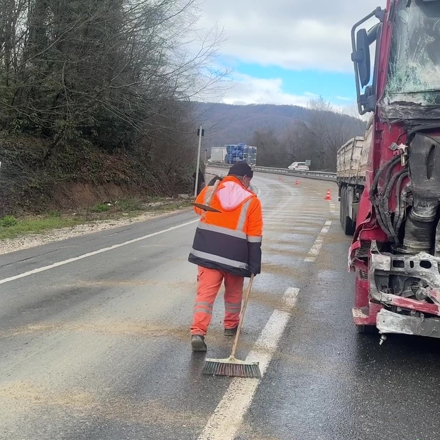 Makaslayan tır kara yolunu kapattı
Yağışlı havada kontrolden çıkan tır bari...