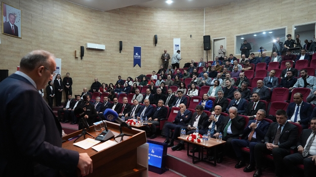 Doğudaki ihracatçılarından Ermeni sınır kapısı beklentisi
DAİB Başkanı Ethem Tanrıver: "Ermenistan sınır kapısının açılmasıyla birlikte ihracatımızın ciddi şekilde artacağını düşünüyoruz"