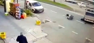 Kamyonete çarpan motosiklet sürücüsü hayatını kaybetti; kaza kamerada