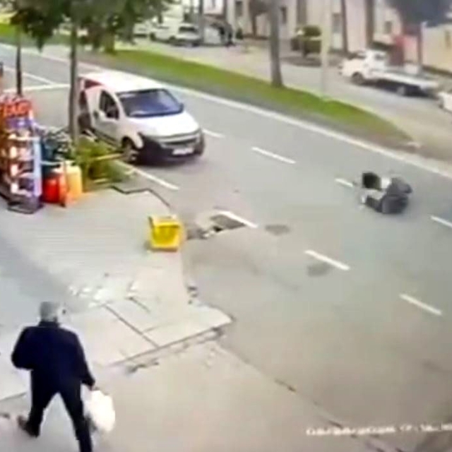 Kamyonete çarpan motosiklet sürücüsü hayatını kaybetti; kaza kamerada