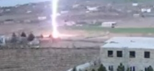 Kayseri’de boş araziye yıldırım düşme anı kamerada