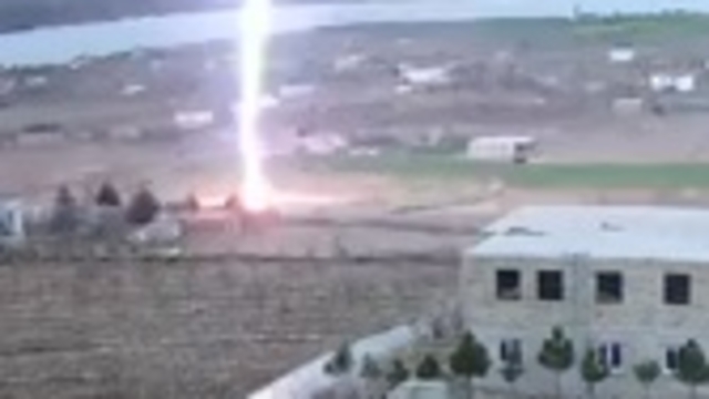 Kayseri'de boş araziye yıldırım düşme anı kamerada