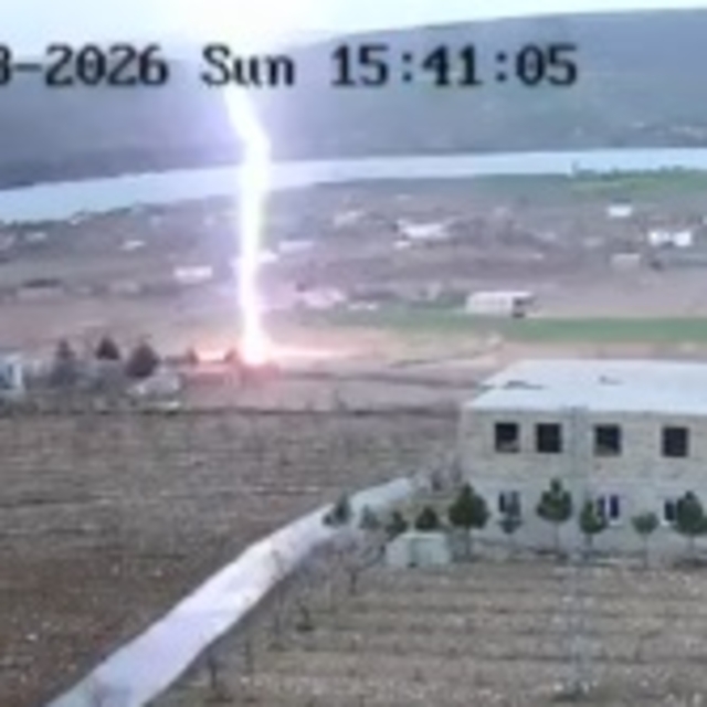 Kayseri'de boş araziye yıldırım düşme anı kamerada