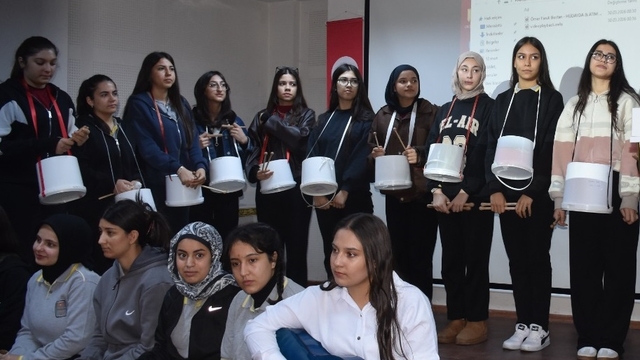 Liselilerden 'geri dönüşüm' orkestrası