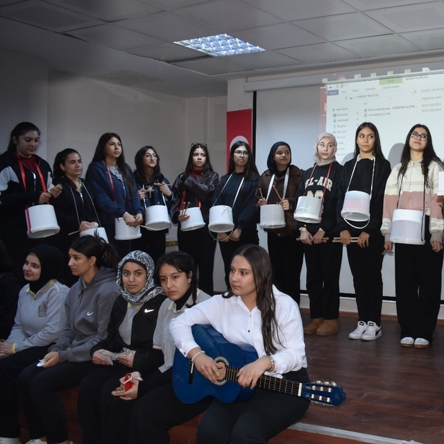 Liselilerden 'geri dönüşüm' orkestrası