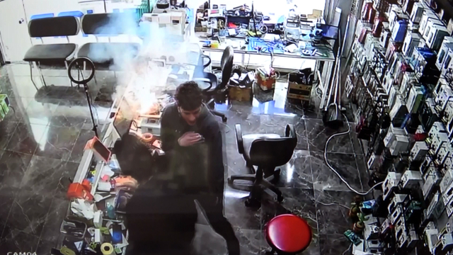 Tamire getirilen cep telefonunun bataryası patladı; o anlar kamerada