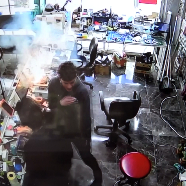 Tamire getirilen cep telefonunun bataryası patladı; o anlar kamerada