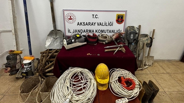 Aksaray'da define avcıları tarihi eserlerle suçüstü yakalandı