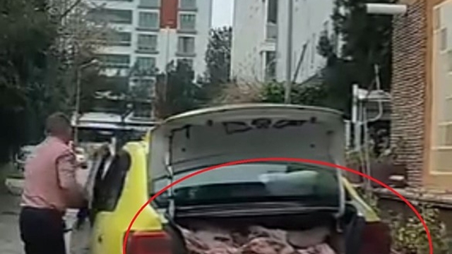 Taksinin bagajında uygunsuz şartlarda et sevkiyatı kameraya yansıdı