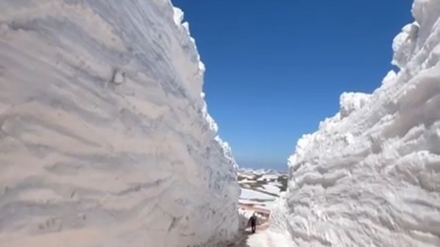 Tokat'ta kar duvarları yolu tünele çevirdi