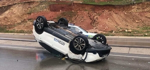 Siirt'te kontrolden çıkan araç takla attı