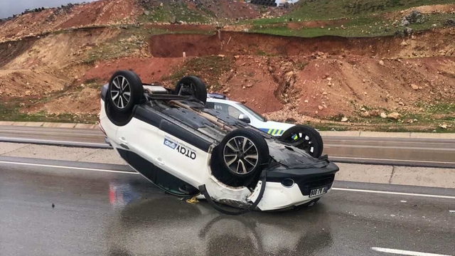 Siirt'te kontrolden çıkan araç takla attı