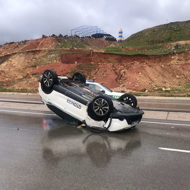 Siirt'te kontrolden çıkan araç takla attı