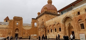 Selçuklu izleriyle yükselen İshak Paşa Sarayı ihtişamıyla göz kamaştırıyor