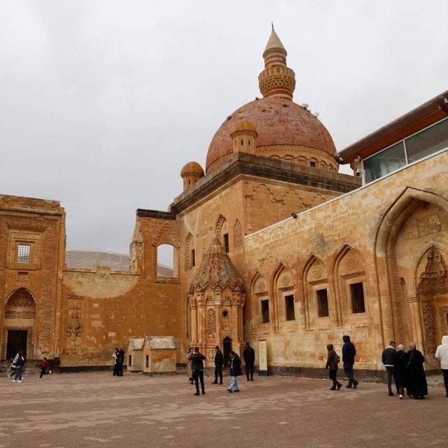 Selçuklu izleriyle yükselen İshak Paşa Sarayı ihtişamıyla göz kamaştırıyor
