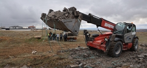Kırşehir’de briket yüklü kamyon yan yattı