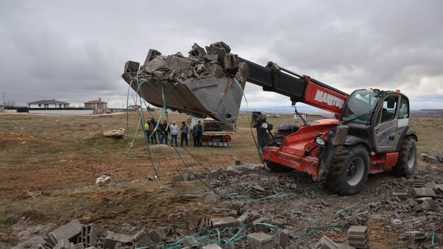 Kırşehir'de briket yüklü kamyon yan yattı