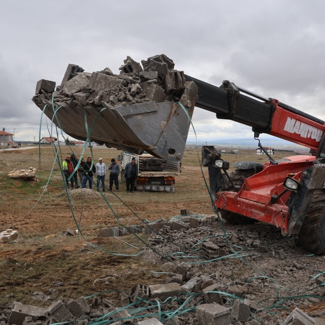 Kırşehir'de briket yüklü kamyon yan yattı