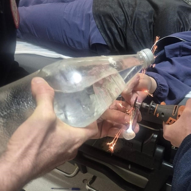 Gönen'de parmağa sıkışan yüzük itfaiye tarafından kesildi