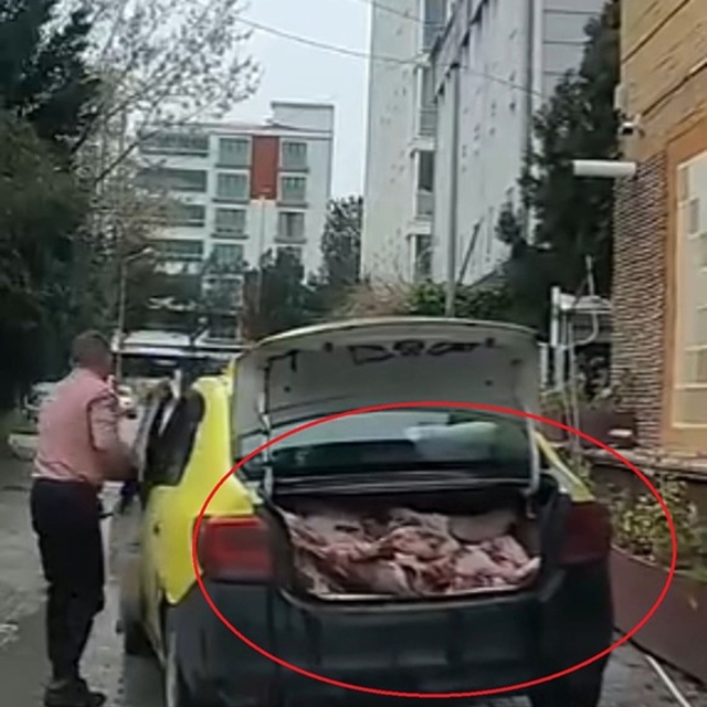 Taksinin bagajında uygunsuz şartlarda et sevkiyatı kameraya yansıdı