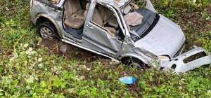 Uçuruma yuvarlanan aracın sürücüsü ile onu kurtarırken fenalaşan görevli, hastaneye kaldırıldı