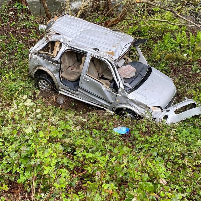 Uçuruma yuvarlanan aracın sürücüsü ile onu kurtarırken fenalaşan görevli, h...