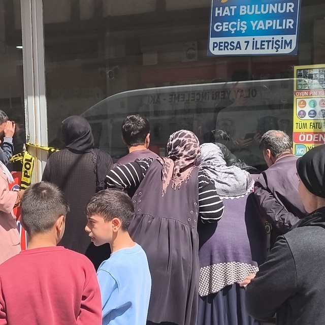 Kasklı şüpheli, telefon tamircisini öldürdü