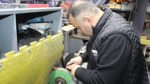 Fileto bıçakları elinde yeniden şekilleniyor