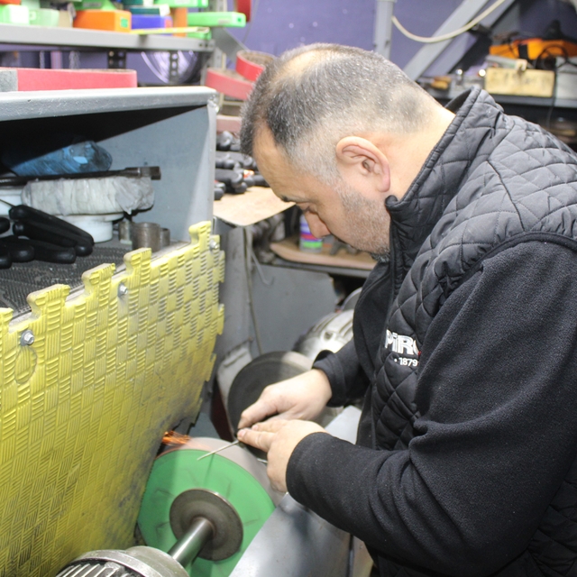 Fileto bıçakları elinde yeniden şekilleniyor