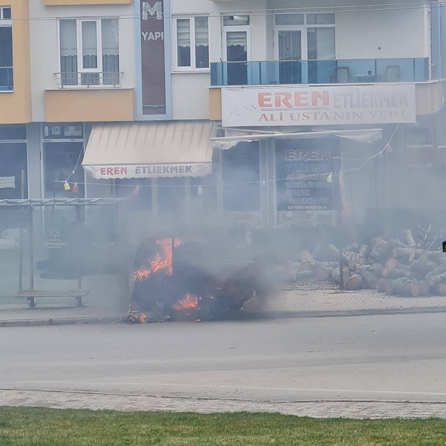 Elektrikli üç tekerlekli motosiklet alev alev yandı
