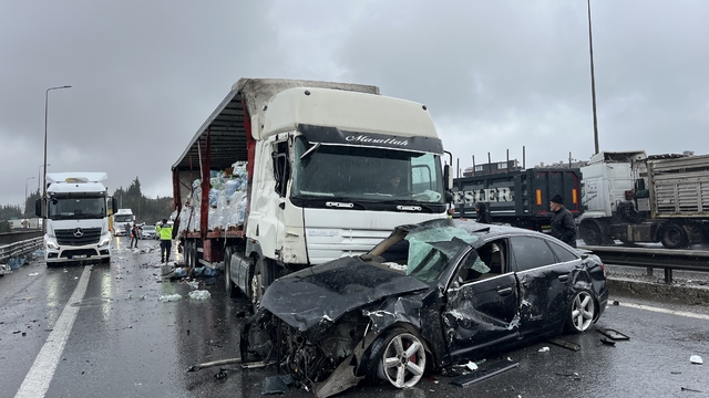 TEM'de 6 araç zincirleme kazaya karıştı: 3 yaralı