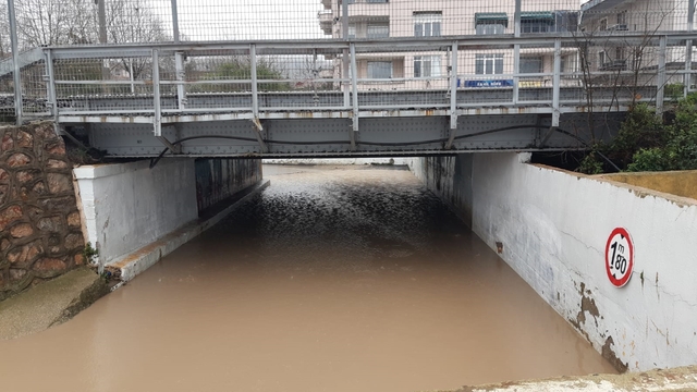 Kocaeli'de sağanak; alt geçit suyla oldu