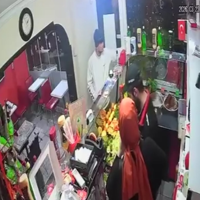 SMA'lı çocuk için konulan bağış kumbarasını çaldı; o anlar kamerada