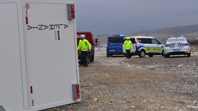 Alman turistin kullandığı karavanla otomobil çarpıştı: 1'i ağır 3 yaralı