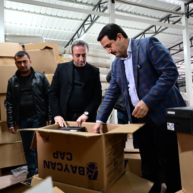 Başkan Taşkın yardım malzemeleri tasnifine eşlik etti