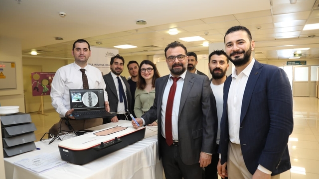 Algoloji uzmanları İzmir'de buluştu; ağrı pili uygulamasını akıllı gözlükle anlık olarak izledi