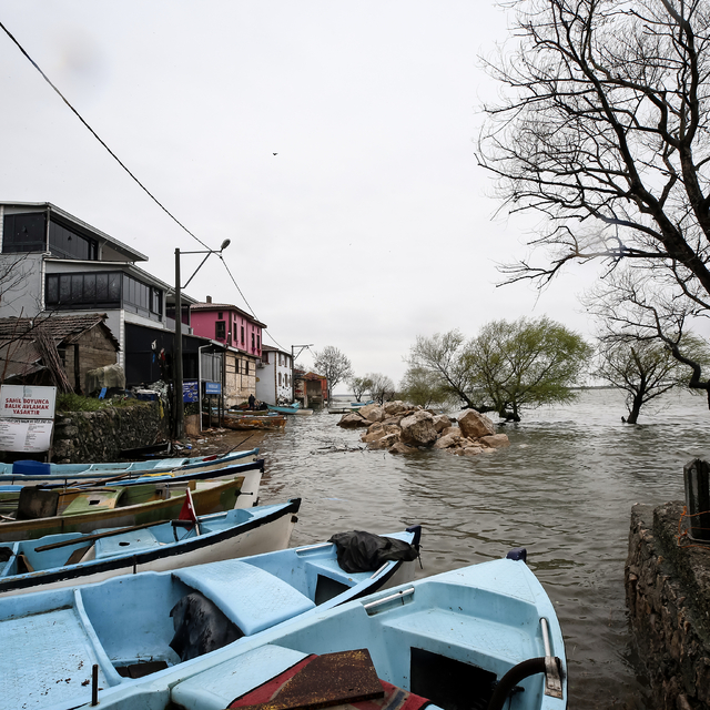 Bursa'da 2 gündür etkili olan sağanak sonucu Uluabat Gölü'nün su seviyesi y...