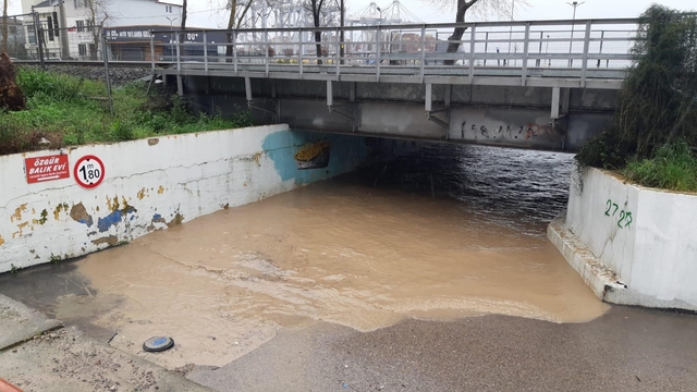 Kocaeli'de sağanak sebebiyle alt geçidi su bastı