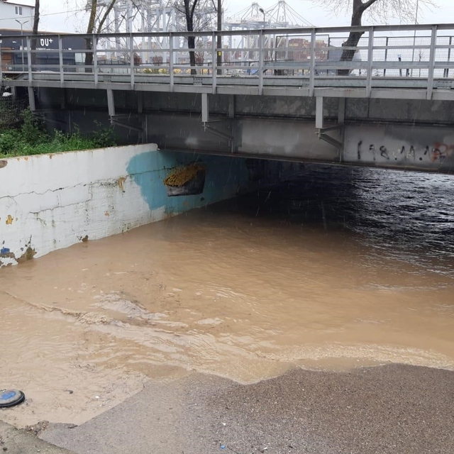 Kocaeli'de sağanak sebebiyle alt geçidi su bastı