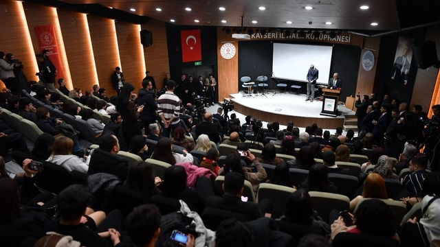 Kayseri kütüphanelerine üye sayısı 378 bin
Kültür ve Turizm Bakan Yardımcısı Dr. Batuhan Mumcu :
"Kütüphaneler; yarının güçlü Türkiye'sini inşa edecek nesillerin yetiştiği en sağlam zeminlerdir"